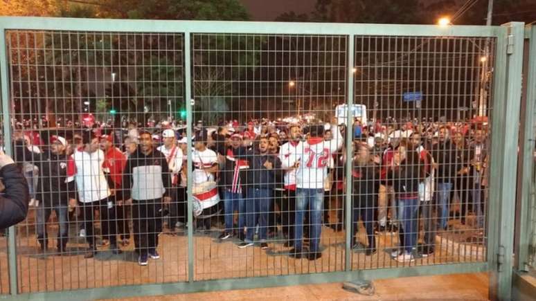 Grupo de torcedores se reuniu em frente ao Portão 1 do Morumbi para protesto (Foto: Alexandre Guariglia)