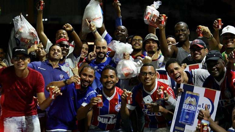 Torcedores do Bahia aproveitaram promoção de cerveja por R$ 1(Foto: Divulgação/Bahia)