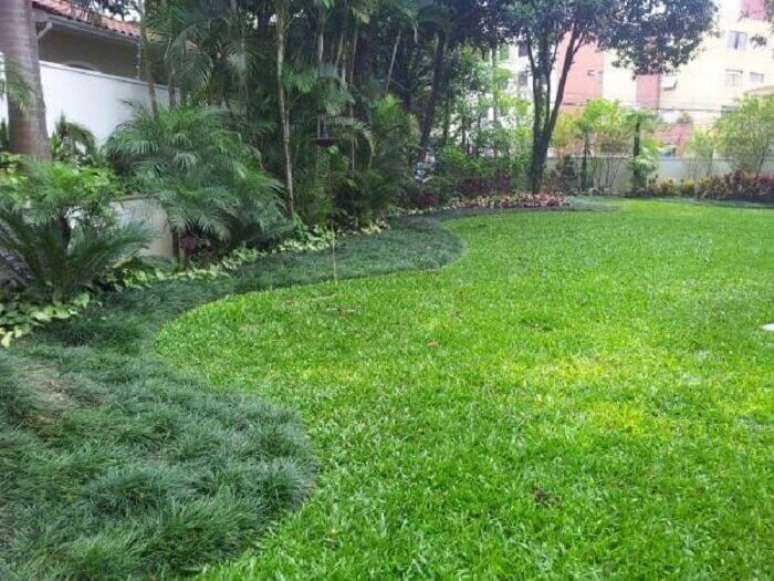 10. A grama preta foi utilizada para o acabamento do jardim. Fonte: Clique Arquitetura