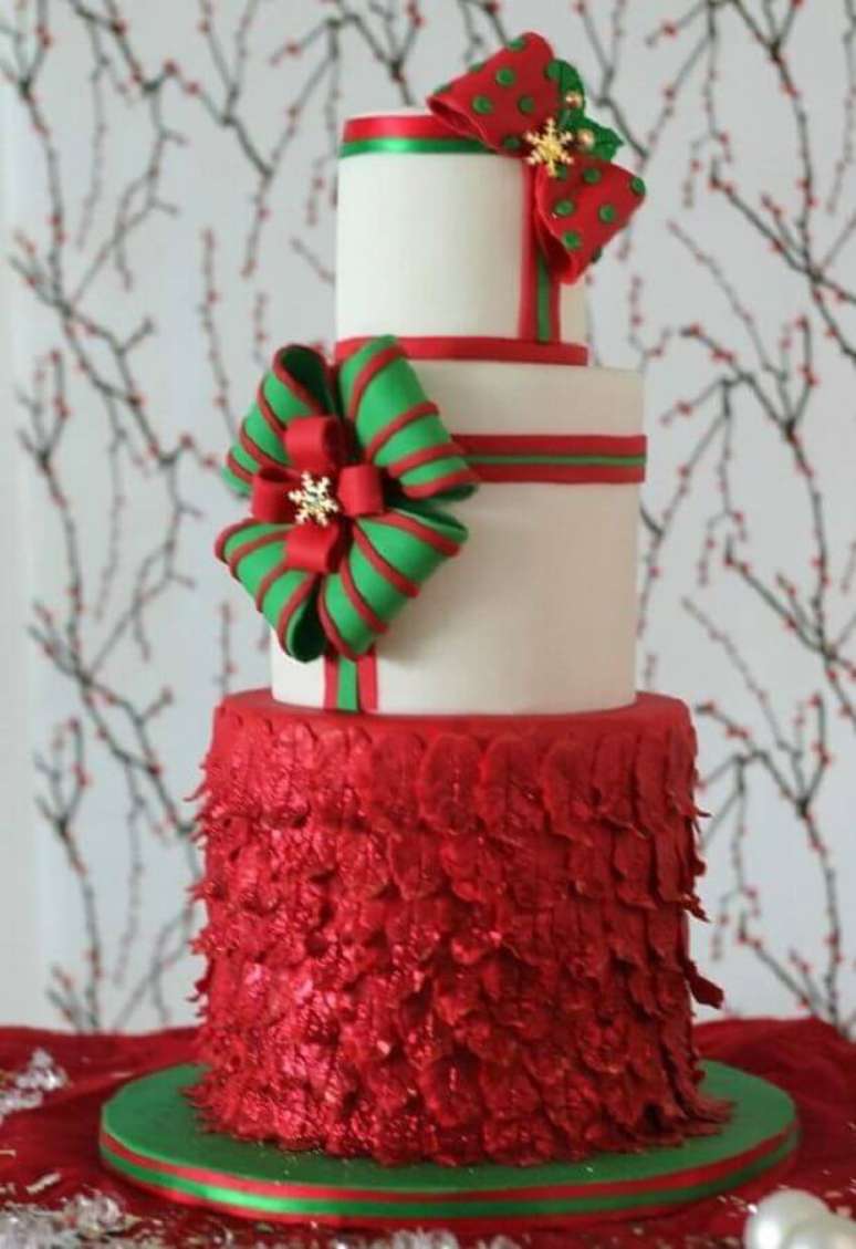 13. Modelo de bolo de Natal decorado 3 andares – Foto: My Lovely Food