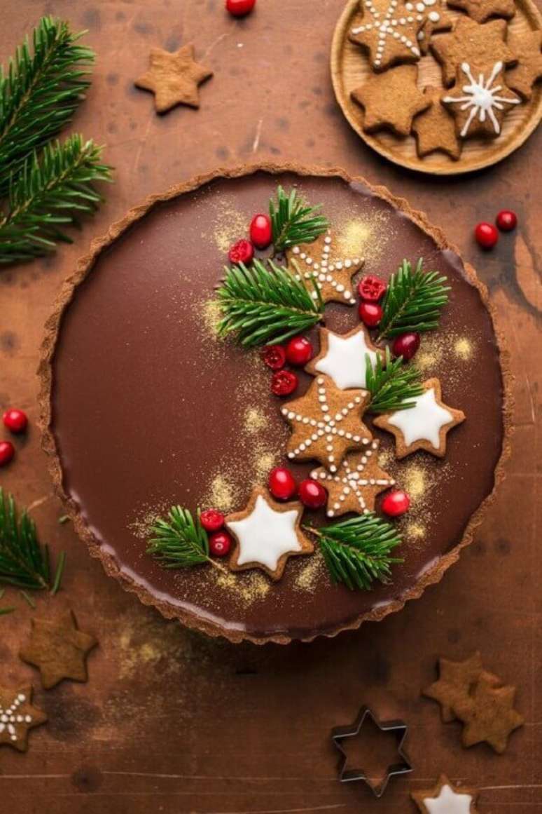 14. Invista em frutas vermelhas e bolachinhas natalinas para a decoração de bolo de Natal de chocolate – Foto: Lazy Cat Kitchen