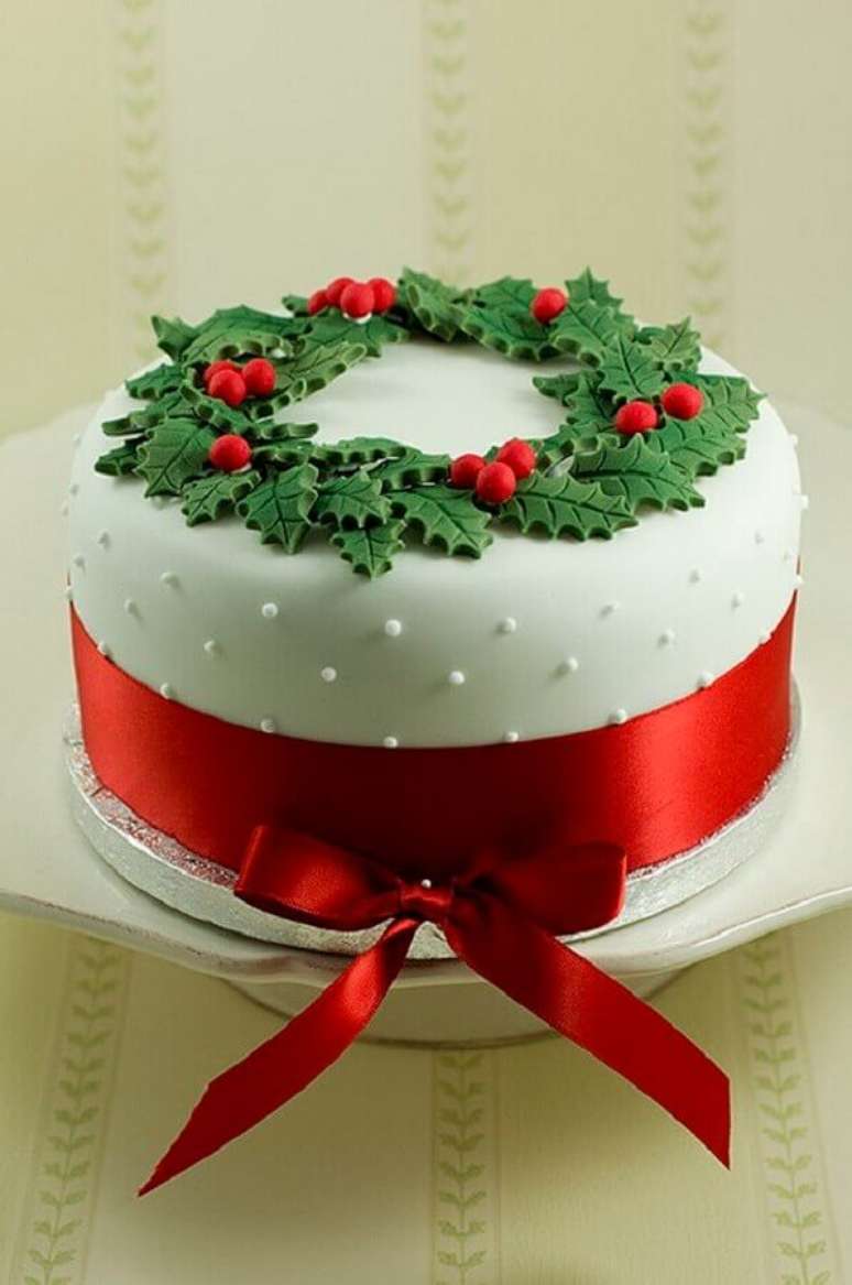 19. O bolo de Natal decorado com pasta americana também pode ser simples e lindo – Foto: Pouted Magazine