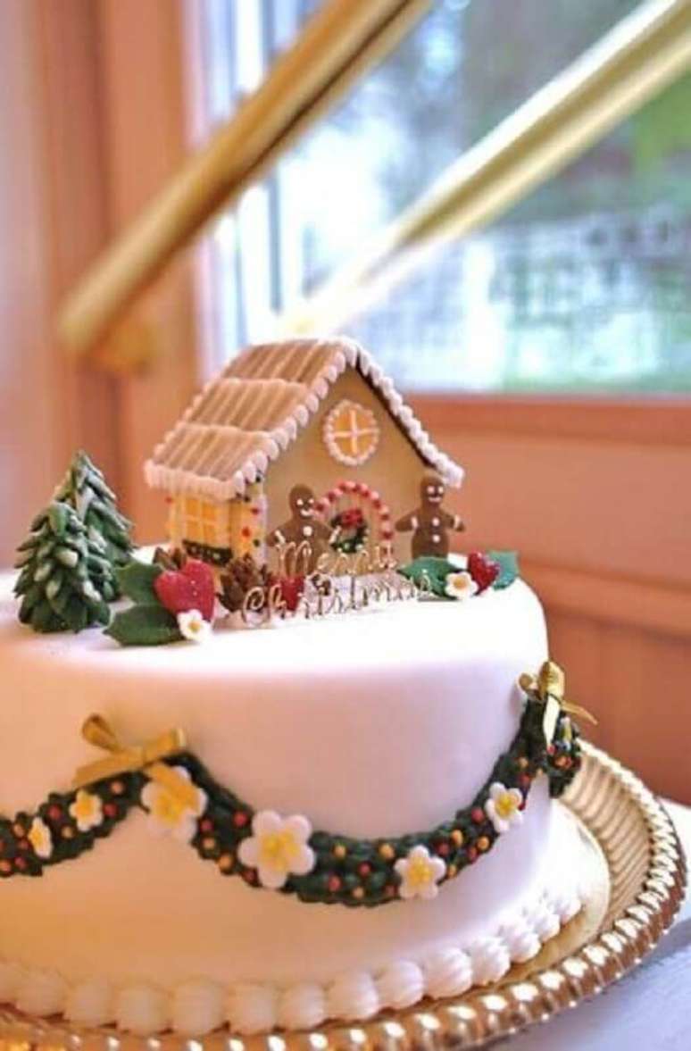 16. Delicado bolo de Natal decorado com pasta americana com casinha de biscoito no topo – Foto: Hasshe