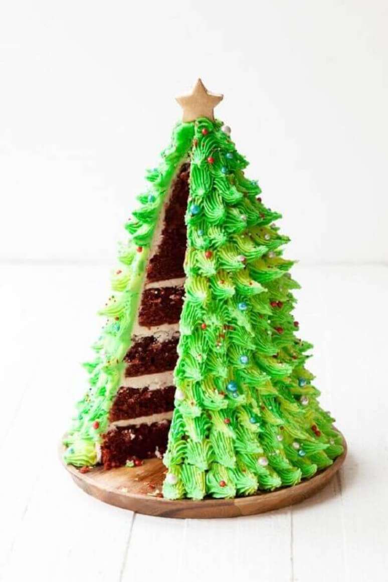 22. Bolo de Natal decorado em formato de árvore de Natal – Foto: Style Sweet