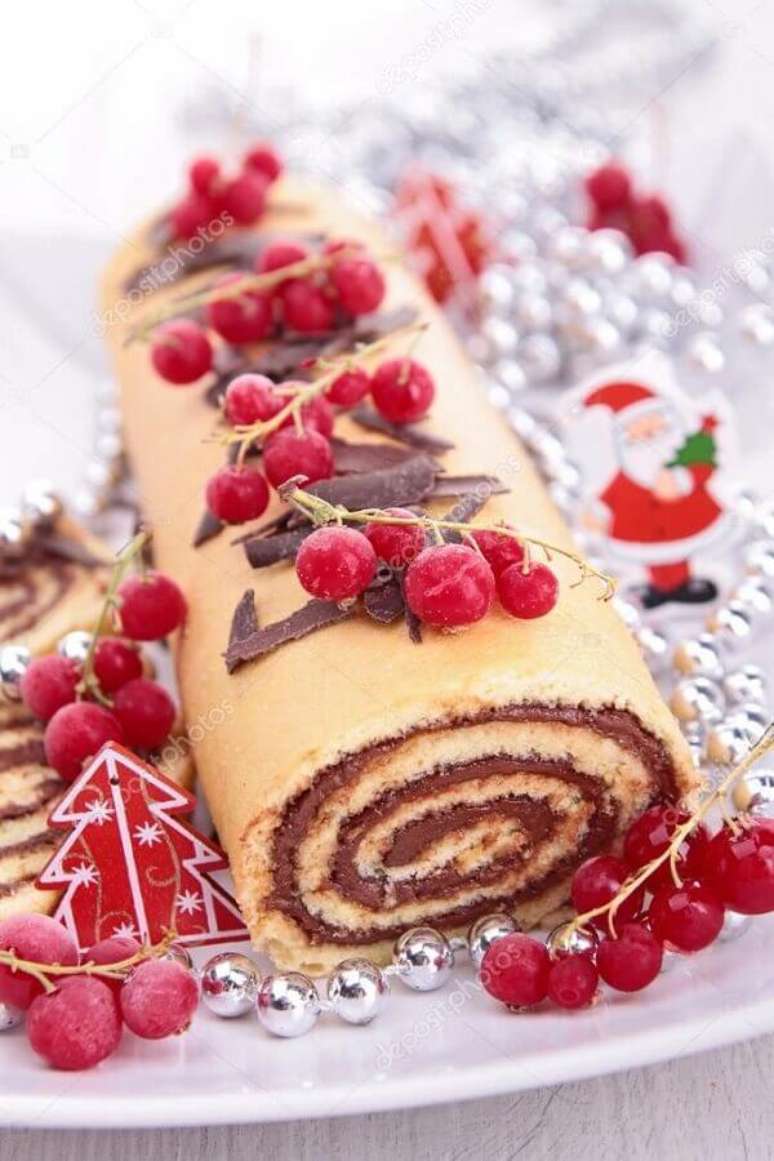 25. Ideia de bolo de Natal simples em formato de rocambole decorado com frutas e chocolates – Foto: Pinterest