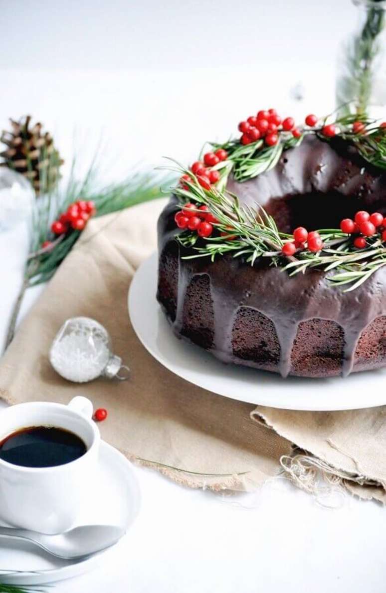 28. Bolo de Natal simples decorado com calda de chocolate, frutas vermelhas e raminhos de planta – Foto: Elodie’s Bakery