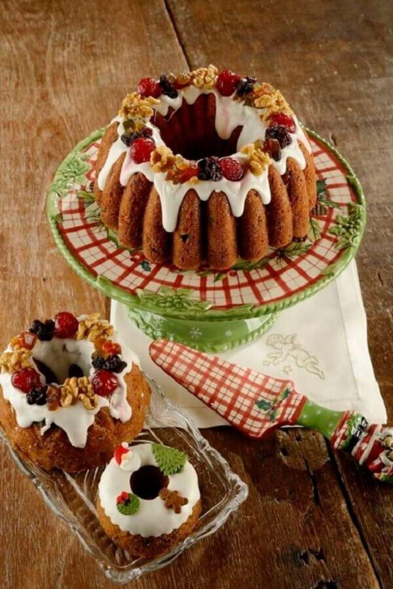 32. Invista em frutas para decorar o topo do bolo de Natal simples – Foto: Vamos Receber