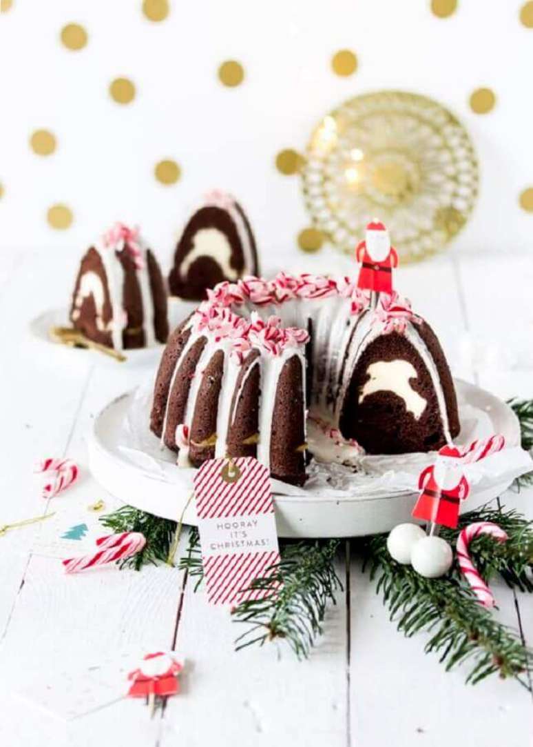 34. O bolo de Natal simples também pode ser decorado por dentro e surpreender na hora da sobremesa – Foto: CakesDecor
