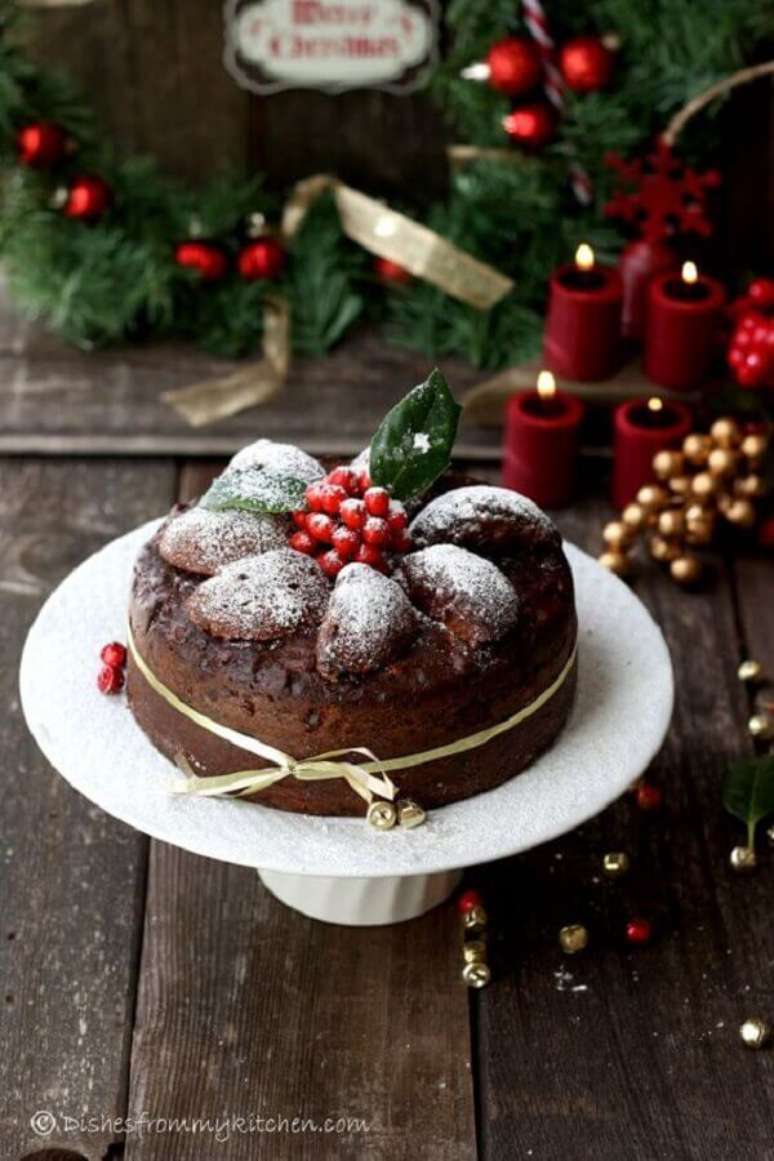 3. Polvilhar açúcar sobre o bolo de Natal simples é garantia de uma decoração linda – Foto: We Heart It