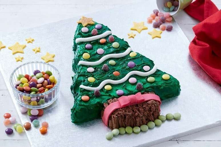 35. Bolo de Natal simples em formato de árvore de Natal decorado bem colorido – Foto: Cakes Discovery Engine