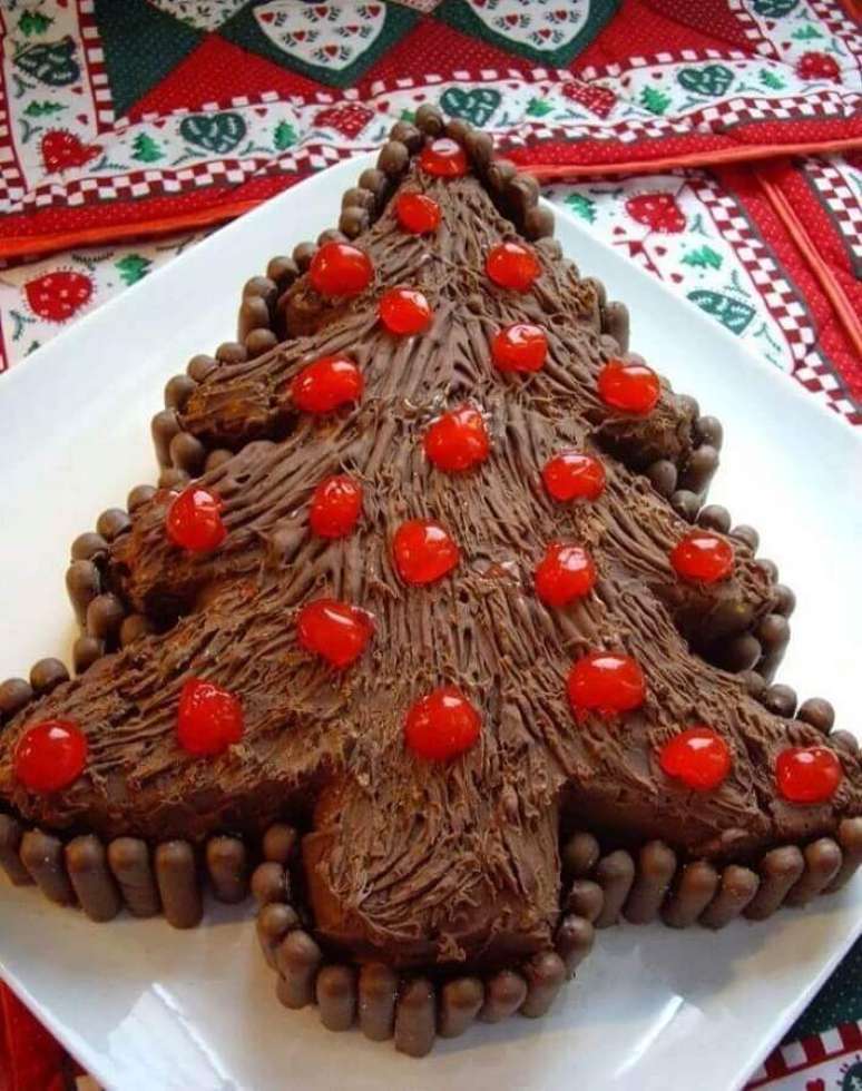 36. Decoração de bolo de Natal em formato de pinheiro de chocolate decorado com cerejas – Foto: Pinterest