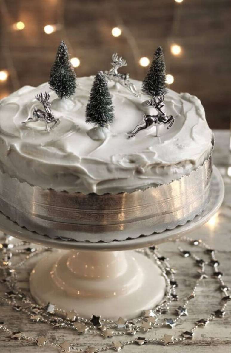 39. Lindo bolo decorado de Natal super moderno com detalhes prata e pequenos pinheiros no topo – Foto: SistaCafe