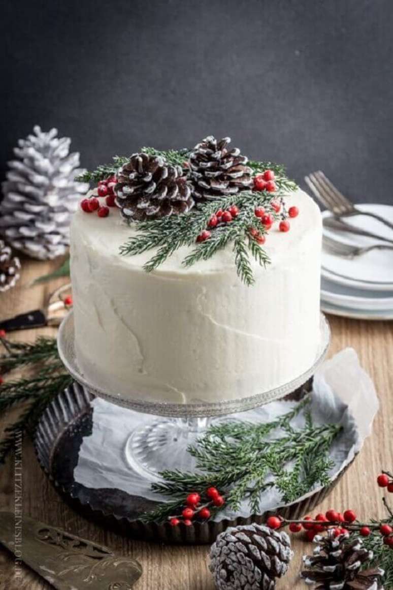 40. Pinhas também podem ser usadas na decoração de bolo de Natal – Foto: SistaCafe