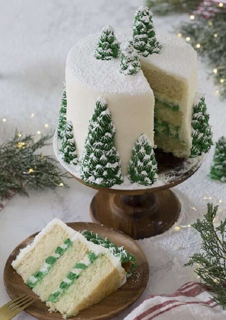 41. Delicado bolo decorado de Natal com pinheiros de verdes polvilhados com açúcar – Foto: We Heart It