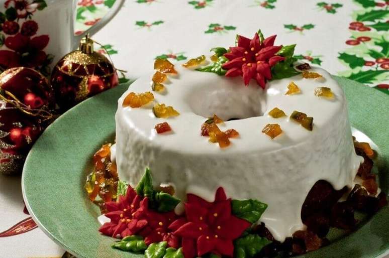 43. Bolo de Natal simples decorado com frutas cristalizadas e glacê – Foto: Pinterest