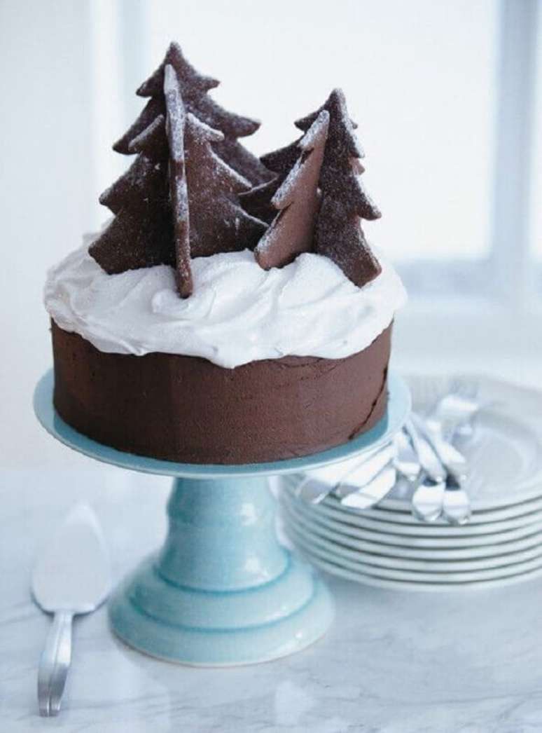 49. Lindo e simples bolo de natal decorados com chantilly e pinheiros no topo feitos de chocolate – Foto: Why Santa Claus