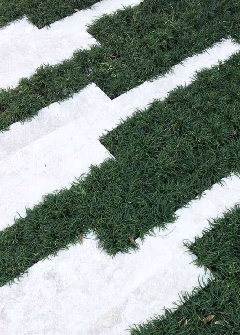 1. Contraste elegante entre a placa branca e a grama preta do jardim. Fonte: Pinterest
