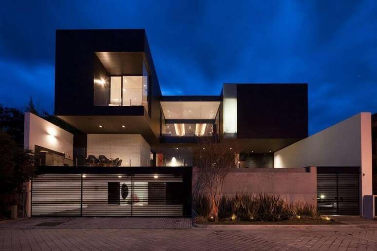 5. O preto também pode ser usado como cores de casas por fora e criar uma fachada bem moderna