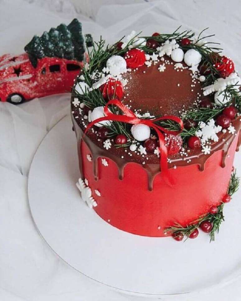 51. Decoração clássica para bolo de Natal vermelho com raminhos verdes no topo – Foto: Bride and Tonic