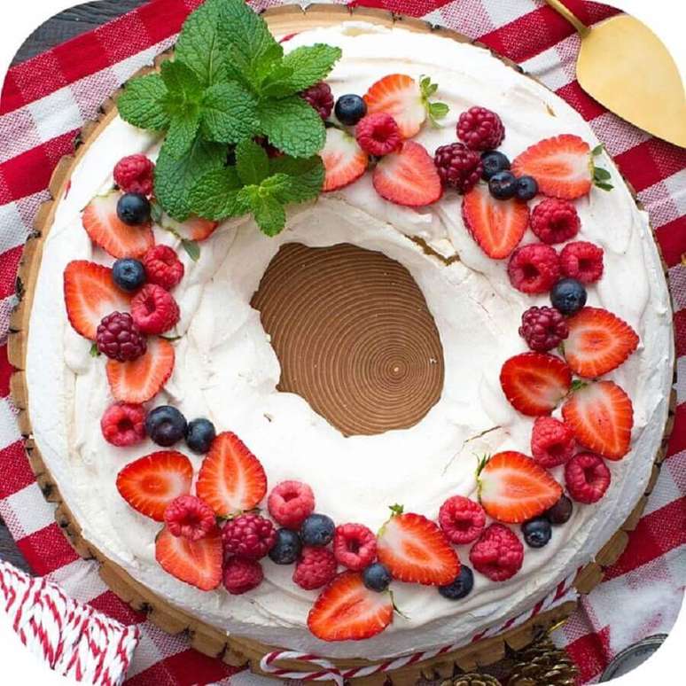 Bolo de cenoura de Natal com fondant e frutas vermelhas para decorar 