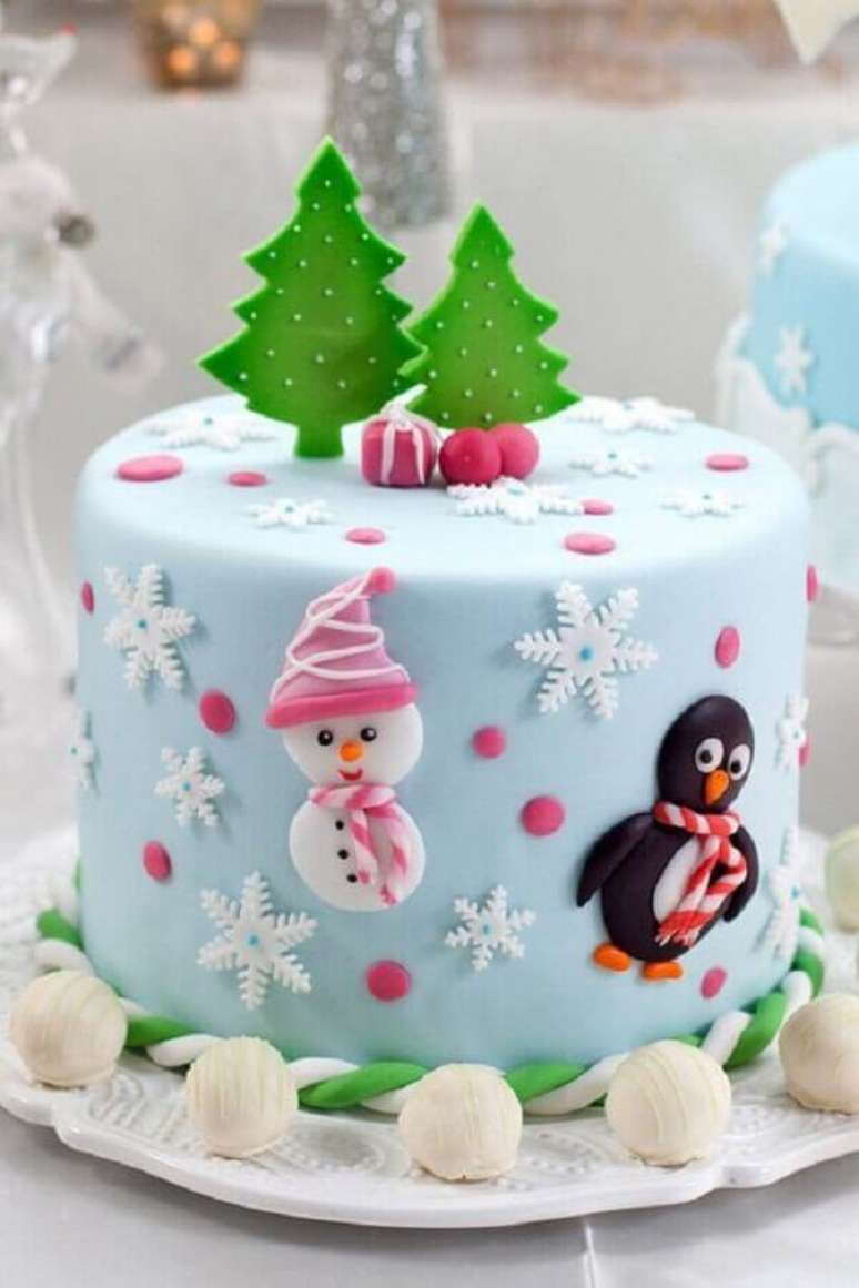 53. Decoração de bolo de Natal infantil com pasta americana – Foto: Pinterest