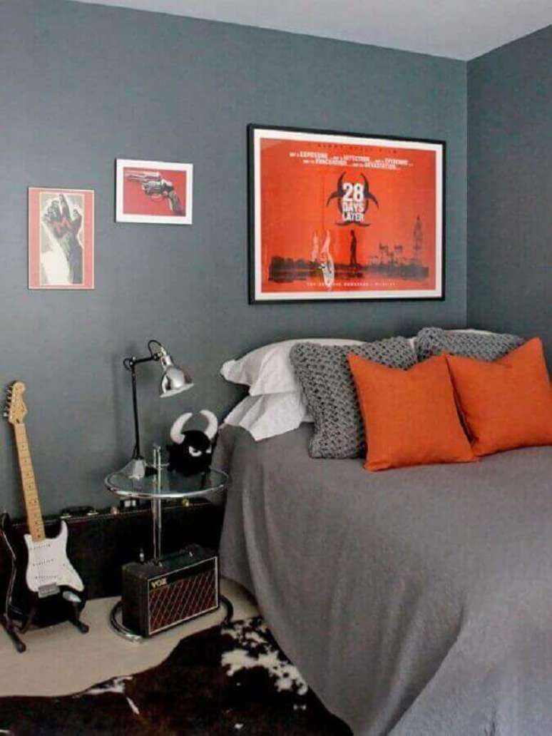 51. Decoração de quarto em tons de cinza e laranja, cores modernas para investir nas cores de casas.