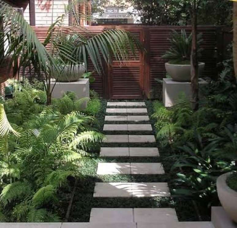 20. Entrada de casa forrada com grama preta. Fonte: Pinterest