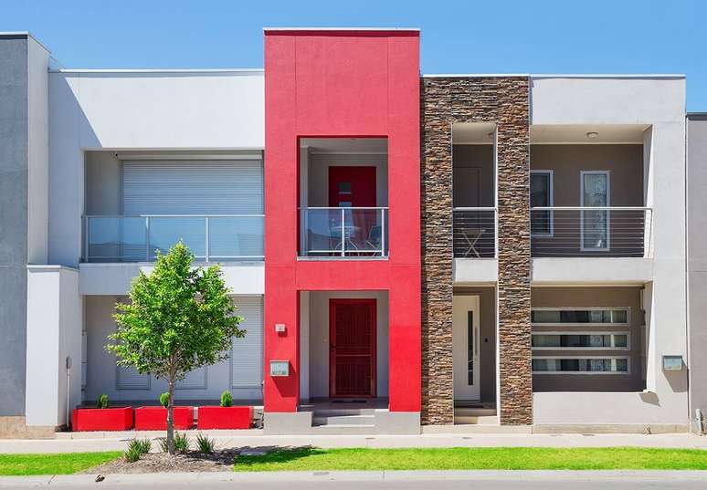 56. Fachada de casa vermelha e branca com revestimento de pedra – Foto: ConstruindoDECOR