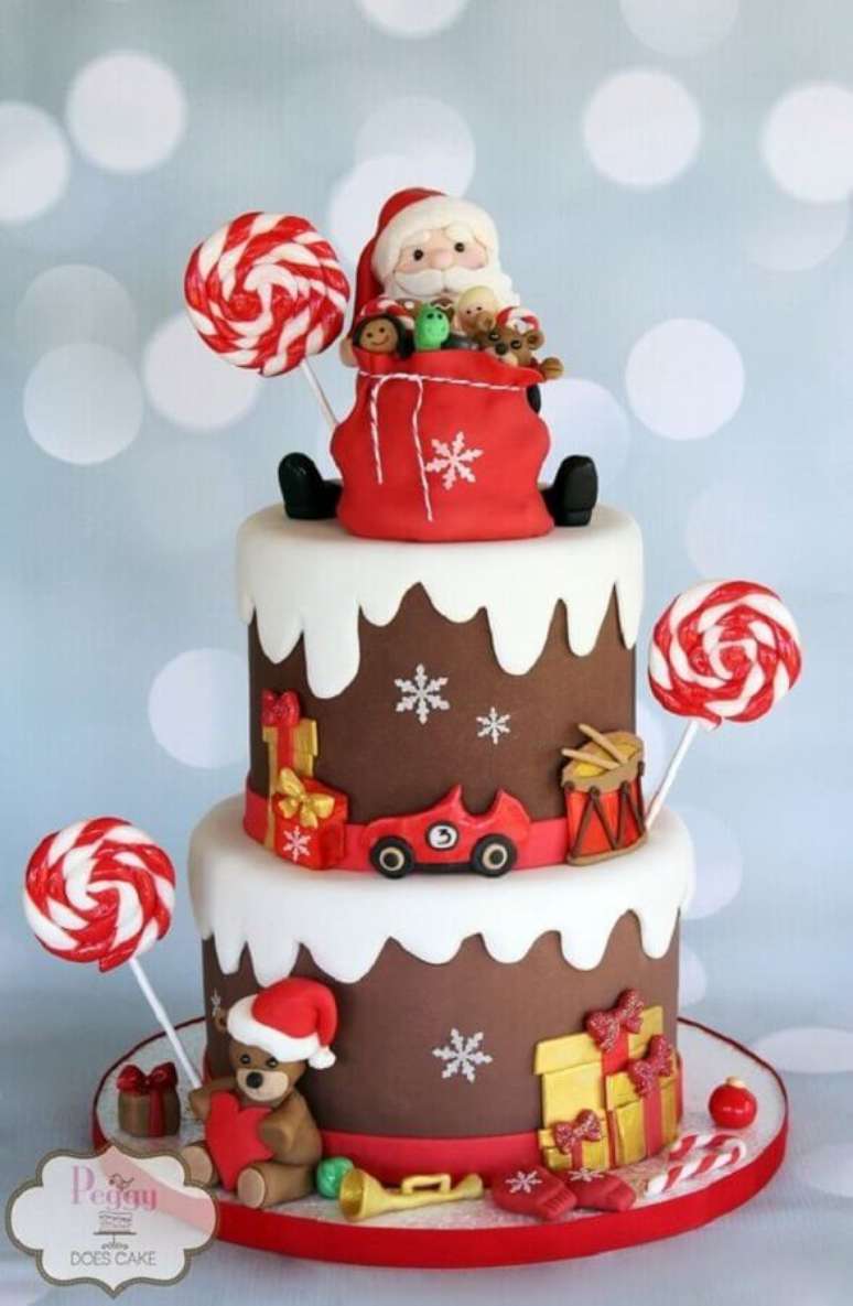 57. Lindo bolo de Natal decorado com pasta americana com detalhes infantis – Foto: Peggy Does Cake