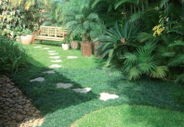 42. Mescle cores no jardim entre uma grama e outra. Fonte: Pinterest