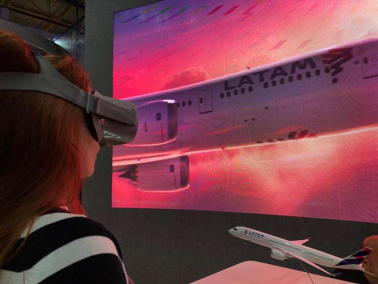 Latam apresentou mudanças em suas aeronaves com óculos de realidade virtual.