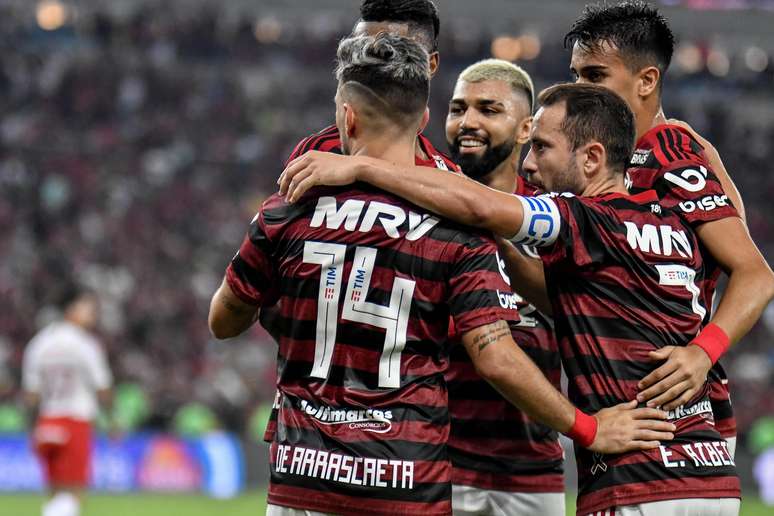 Jogadores comemoram durante vitória do Flamengo sobre o Internacional, no Maracanã, pela 21ª rodada do Campeonato Brasileiro