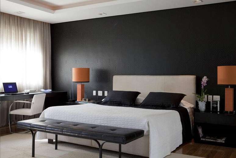 55. Decoração de quarto de casal com parede preta, cores de casas lindas