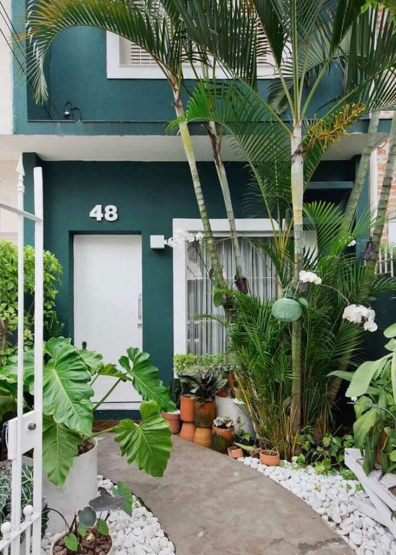 33. O verde escuro nas cores para pintar casa ficou lindo em contraste com o jardim. Considere essa como uma das cores de casas.