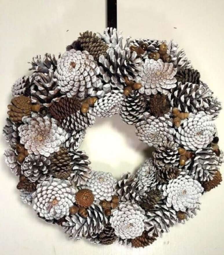 8. Guirlanda de Natal feita com pinhas. Fonte: Pinterest