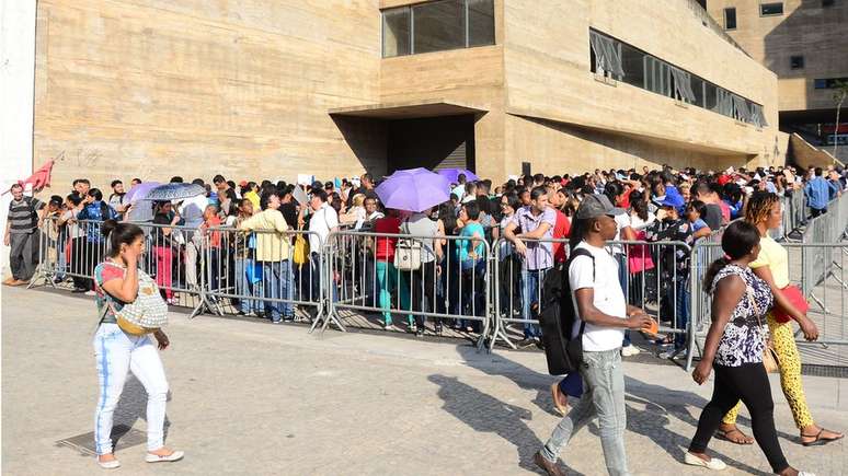 Trabalhadores procuram emprego em mutirão no centro de São Paulo: 26% dos desempregados procuram vaga há mais de dois anos