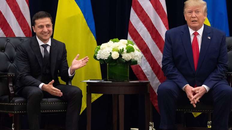 Trump (dir.) e Volodymyr Zelensky: americano nega ter pressionado ucraniano a investigar Biden
