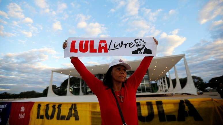 Manifestante em frente ao STF pede libertação de Lula da prisão; decisão do STF não deve colocar o ex-presidente em liberdade porque não houve participação de delatores na sua condenação no caso do Tríplex do Guarujá