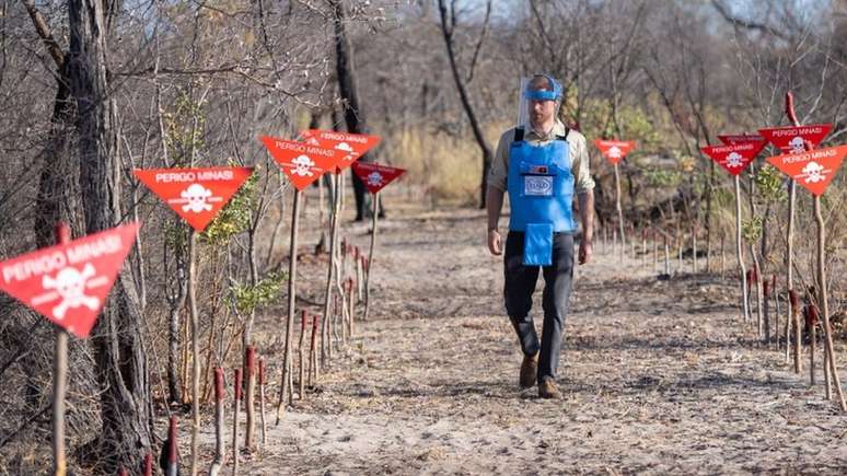 Harry visitou o mesmo campo minado que sua m&atilde;e, usando equipamentos similares de prote&ccedil;&atilde;o