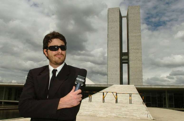 Danilo Gentili em Brasília, à época em que fazia o 'repórter inexperiente' do 'CQC', em 2008.  