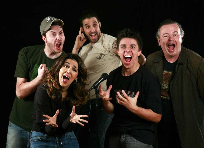 Danilo Gentili, Marcela Leal, Rafinha Bastos, Oscar Filho e Marcelo Mansfield no Clube da Comédia Stand Up, em foto de dezembro de 2007. Tempos depois, o humorista se encontraria com os colegas em programas de TV.  