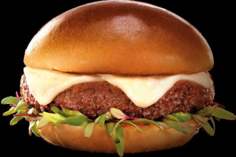 O&nbsp;hamb&uacute;rguer vegetal da Seara, feito de prote&iacute;na de soja, trigo, beterraba e temperos diversos.