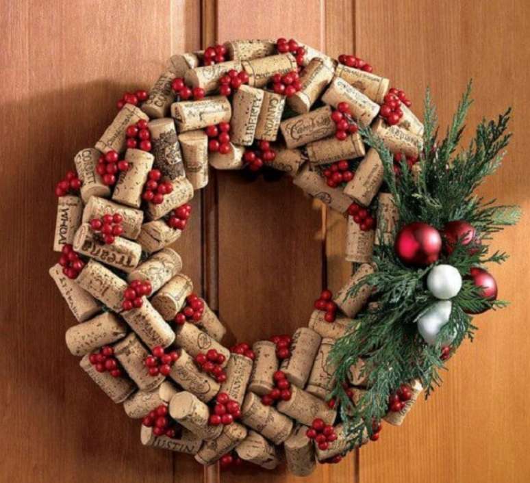 147. Guirlanda para Natal feita com rolhas de garrafa. Fonte: Pinterest