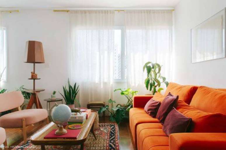 47. A decora&ccedil;&atilde;o de apartamento com a sof&aacute; colorido faz toda diferen&ccedil;a no ambiente &ndash; Por: Renata Vanzetto