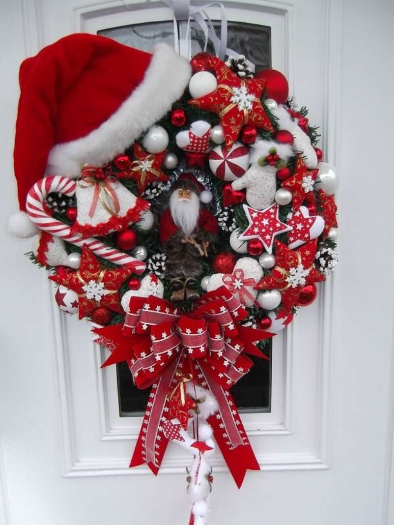 23. Guirlanda para Natal em tons de vermelho com papai noel. Fonte: Pinterest