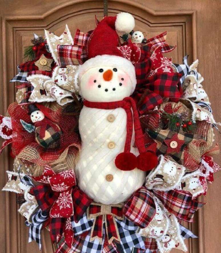 24. Guirlanda para Natal em tons de vermelho com boneco de neve. Fonte: Pinterest