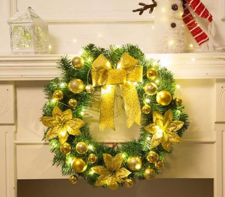 9. Guirlanda de Natal feita com flores artificiais e detalhes em dourado. Fonte: Pinterest