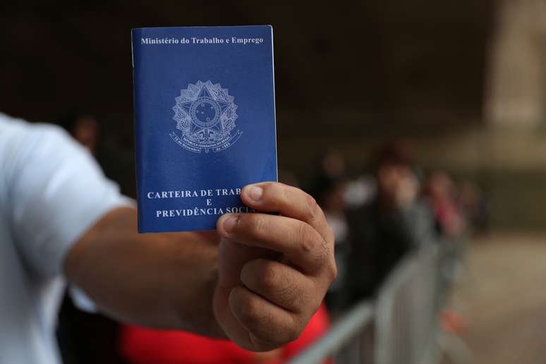 Homem mostra carteira de trabalho em fila para se candidatar a vaga de emprego no centro de São Paulo, SP
29/03/2019
REUTERS/Amanda Perobelli