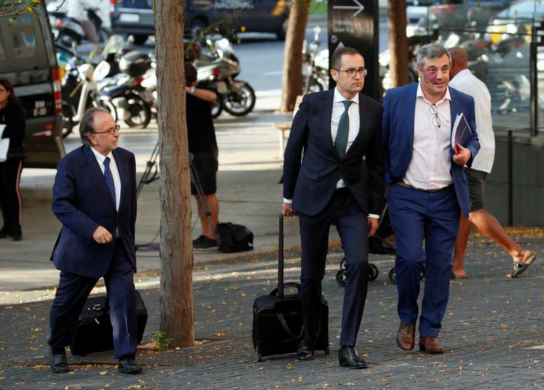 Advogados do Barcelona chegam a tribunal para audiência do caso Neymar
27/09/2019
REUTERS/Albert Gea