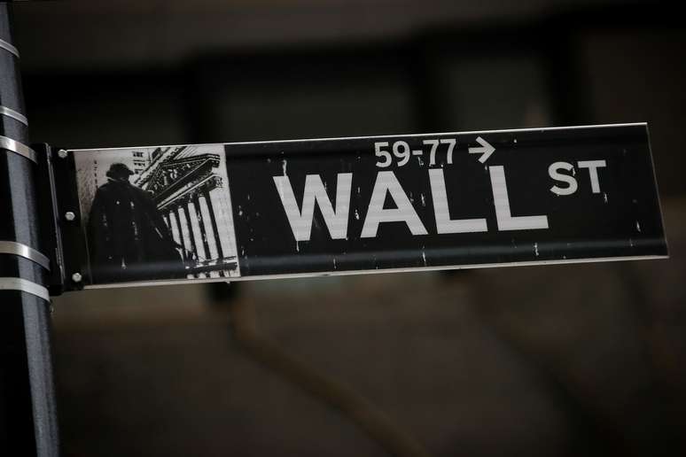 Placa em frente &agrave; Bolsa de Valores de Nova York sinaliza Wall Street, nos EUA
07/03/2019
REUTERS/Brendan McDermid 